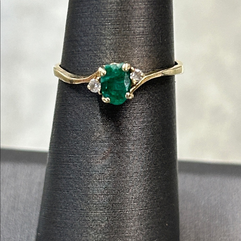 466980 14k Elegant Emerald and diam Ring